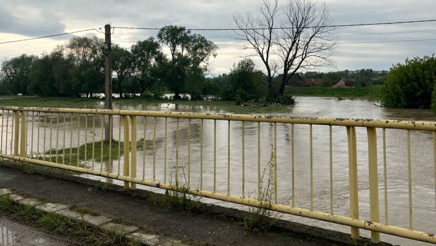 În județul Covasna rămân valabile restricțiile de circulație impuse zilele trecute, din cauza inundatiilor