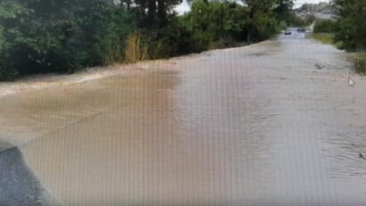 Circulația rutieră a fost închisă pe DN13C, în zona localității Morăreni din județul Harghita, după ce carosabilul a fost inundat