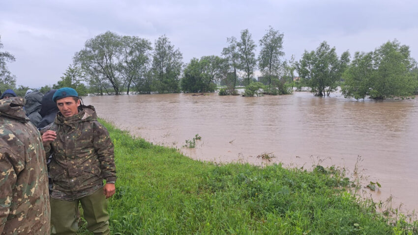INHGA: Viituri şi creşteri de debite pe râuri din majoritatea regiunilor ţării