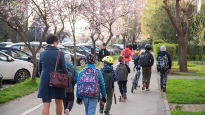 Programul Pedibus, care încurajează copiii să meargă pe jos la şcoală, aniversează cinci ani de la lansare