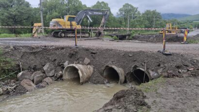 Covasna: Două drumuri blocate şi mai multe gospodării inundate în urma ploilor abundente