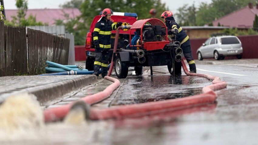 11 localităţi din nouă judeţe, afectate de inundaţii în ultimele 24 de ore 11 localităţi din nouă judeţe, afectate de inundaţii în ultimele 24 de ore