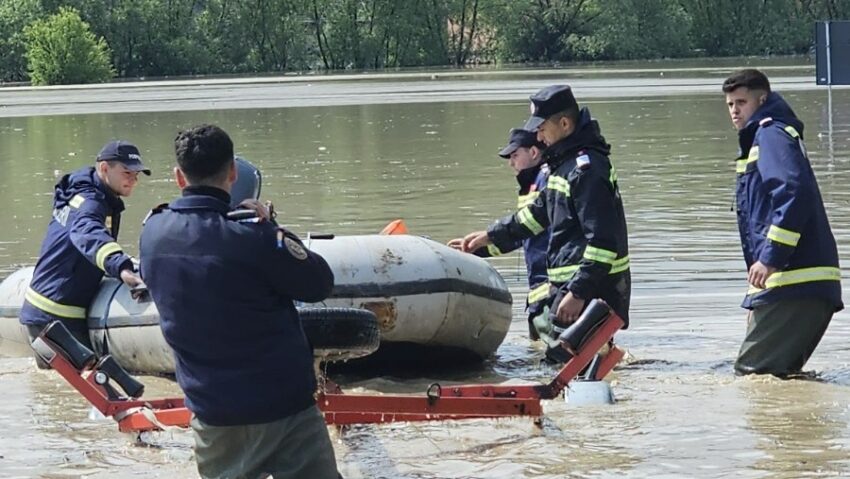 ISU Covasna, sprijinit de pompierii din Vrancea şi Buzău ISU Covasna, sprijinit de pompierii din Vrancea şi Buzău