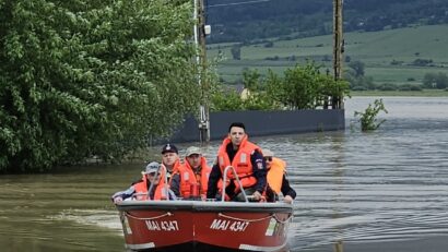 Peste 175 de gospodării şi aproape 4.400 de hectare inundate în județul Covasna