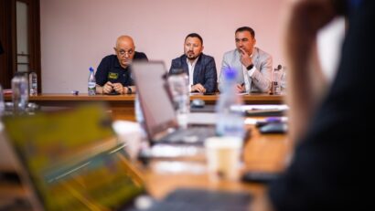 Cele 27 de persoane evacuate în urma inundaţiilor de la Praid vor putea reveni la casele lor după o perioadă de monitorizare seismică a zonei