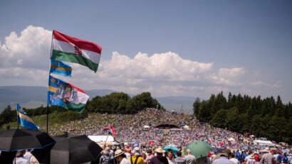 Sute de mii de credincioși catolici participă la Șumuleu-Ciuc la cel mai mare pelerinaj de Rusalii din Europa Centrală și de Est