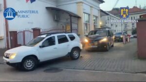 Aproape 80 de percheziţii domiciliare fac oamenii legii în cadrul unei operaţiuni de amploare