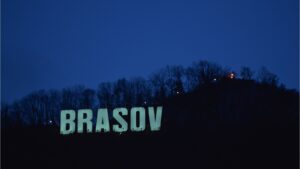 Clădirea primăriei Brașov și literele de pe Tâmpa vor fi iluminate în această noapte în culoarea turcoaz, în semn de coștientizare asupra bolii Batten