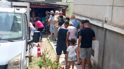 Camioane cu apă îmbuteliată pentru Târnăveni