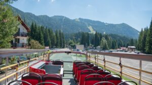 Autobuzul etajat revine de astăzi pe traseul Livada Poştei – Poiana Braşov