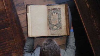 O Biblie în limba galeză, tipărită în 1588, expusă pentru prima dată