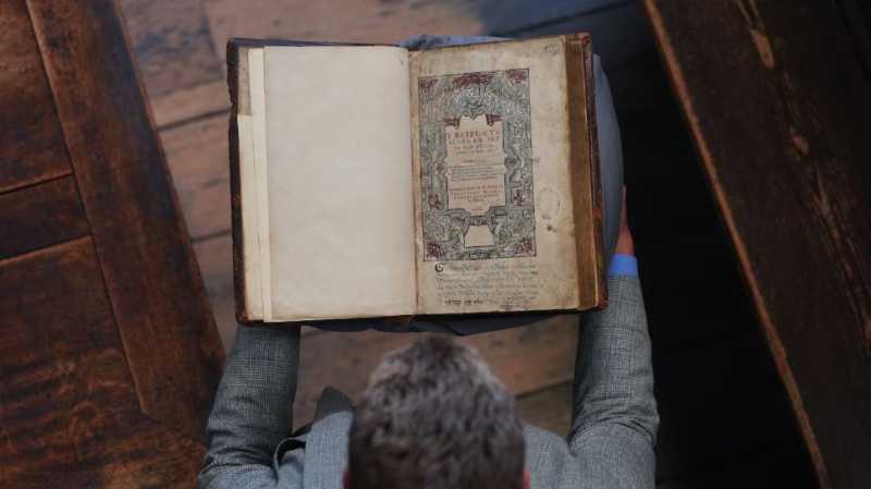 O Biblie în limba galeză, tipărită în 1588, expusă pentru prima dată O Biblie în limba galeză, tipărită în 1588, expusă pentru prima dată