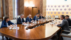 Premierul Ilie Bolojan a discutat, astăzi, la Palatul Victoria, cu reprezentanţii agenţiei de rating Fitch despre indicatorii financiri ai econmiei româneşti şi despre investiţiile în ţara noastră