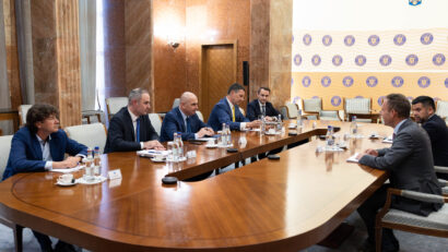 Premierul Ilie Bolojan a discutat, astăzi, la Palatul Victoria, cu reprezentanţii agenţiei de rating Fitch despre indicatorii financiri ai econmiei româneşti şi despre investiţiile în ţara noastră