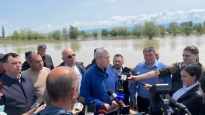 Premierul interimar Cătălin Predoiu a vizitat zonele inundate din județul Covasna