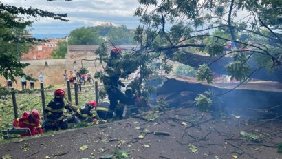 Un bărbat în vârstă de 27 de ani a decedat, iar o femeie a fost rănită, ieri, după ce un copac a căzut peste ei pe Aleea de sub Tâmpa din municipiul Braşov