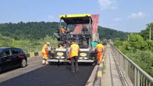 Drumarii din Brașov refac un drum important de legătură între Transilvania şi Moldova