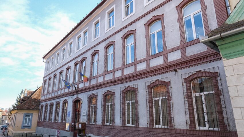 Somaţii pentru braşovenii care trebuie să-şi reabiliteze faţadele clădirilor Somaţii pentru braşovenii care trebuie să-şi reabiliteze faţadele clădirilor