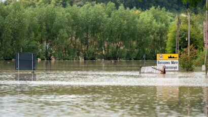 Sute de gospodării din Covasna afectate de inundații primesc ajutoare și asistență