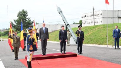 Regele Spaniei, Felipe al 6-lea şi preşedintele Nicuşor Dan au vizitat Centrul de instruire întrunită de la Cincu, judeţul Braşov, unde se află în misiune şi militari spanioli