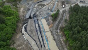 Lucrările de deviere a pârâului Corund înregistrează întârzieri de cel puţin zece zile