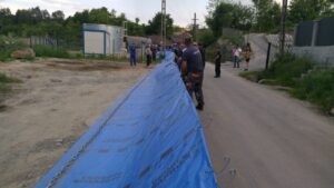 Sute de voluntari au ajutat, ieri, la realizarea unor diguri de apărare, la Praid
