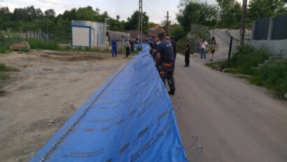 Sute de voluntari au ajutat, ieri, la realizarea unor diguri de apărare, la Praid