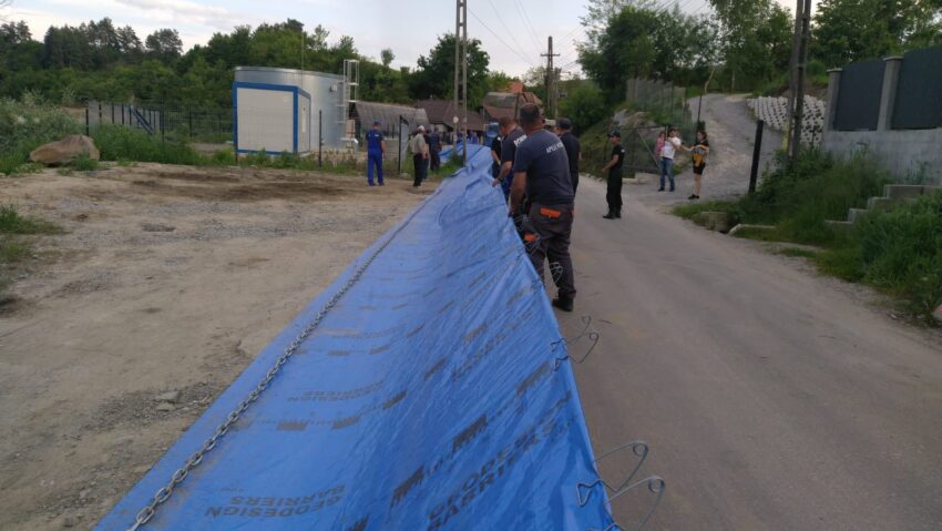 Sute de voluntari au ajutat, ieri, la realizarea unor diguri de apărare, la Praid Sute de voluntari au ajutat, ieri, la realizarea unor diguri de apărare, la Praid