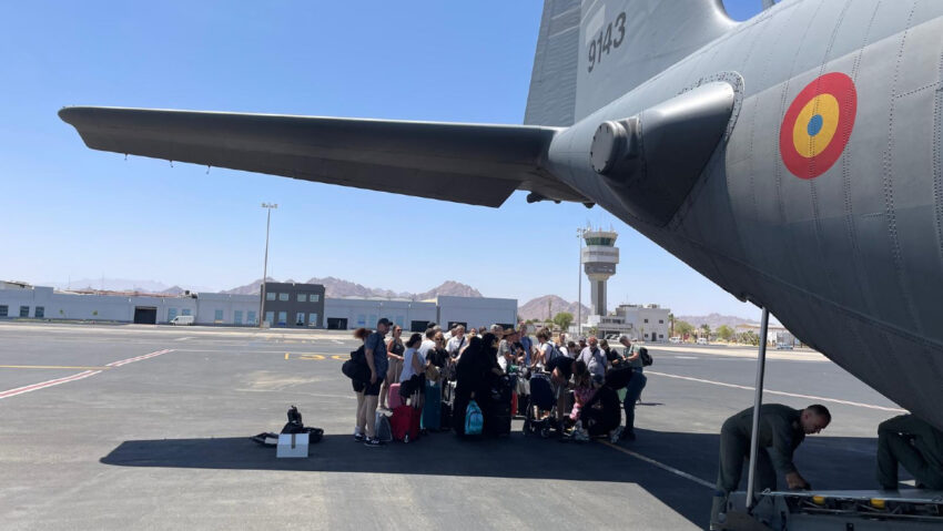 Încă 37 de cetăţeni români şi membri ai familiilor acestora au fost repatriaţi din zona de conflict armat din Orientul Mijlociu Încă 37 de cetăţeni români şi membri ai familiilor acestora au fost repatriaţi din zona de conflict armat din Orientul Mijlociu
