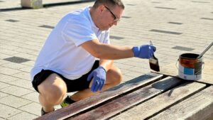 Aproximativ 100 de angajaţi ai Primăriei Miercurea-Ciuc au revopsit mobilierul urban din centrul oraşului