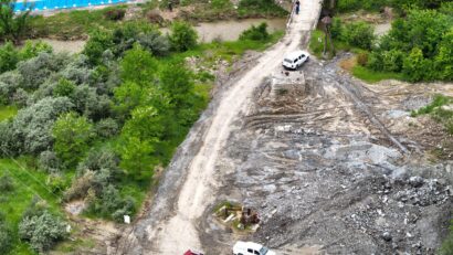 La Praid au venit primele ţevi care vor fi ancorate în versant pentru devierea albiei pârâului Corund