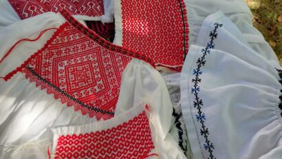 Femeile din Reghin păstrează tradiţia cămăşilor tradiţionale de pe Valea Mureşului