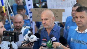 Reprezentanţii sindicatelor care protestează la Ministerul Finanţelor au intrat la discuţii cu ministrul Nazare