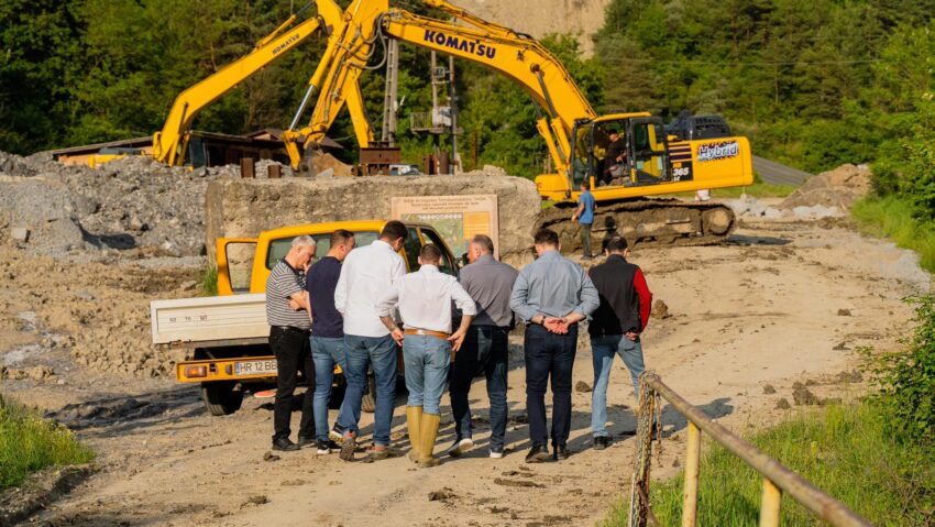 La Praid continuă finalizarea lucrărilor de deviere permanentă a pârâului Corund La Praid continuă finalizarea lucrărilor de deviere permanentă a pârâului Corund