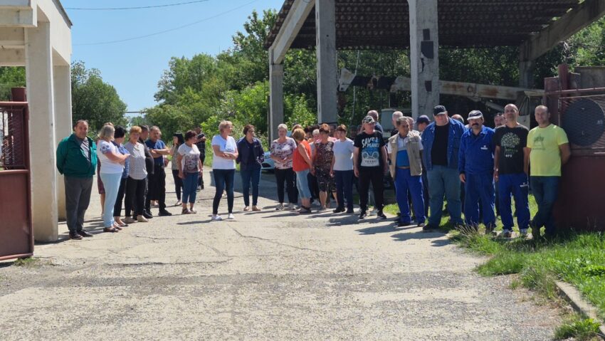 Angajații de la Fabrica de Pulberi Făgăraș protestează Angajații de la Fabrica de Pulberi Făgăraș protestează