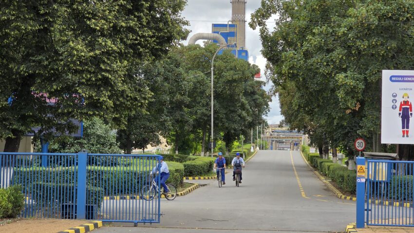 Mai puțin de 60 de angajați Azomureș merg zilnic la muncă