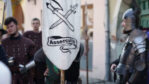 O spectaculoasă paradă a cavalerilor şi domniţelor a deschis Festivalul Sighişoara Medievală