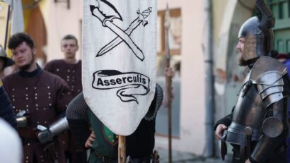 O spectaculoasă paradă a cavalerilor şi domniţelor a deschis Festivalul Sighişoara Medievală