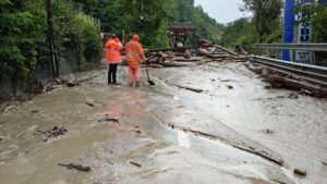DN 17C, blocat de aluviuni şi arbori în zona localităţii Coşbuc jud. Bistriţa-Năsăud