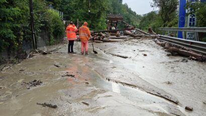 DN 17C, blocat de aluviuni şi arbori în zona localităţii Coşbuc jud. Bistriţa-Năsăud