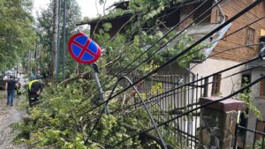 Răniţi şi distrugeri în urma furtunii intense, la Sinaia