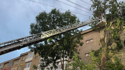 Ploile şi vântul puternic din ultimele 24 de ore au creat probleme în peste 80 de localităţi din 19 judeţe din ţară