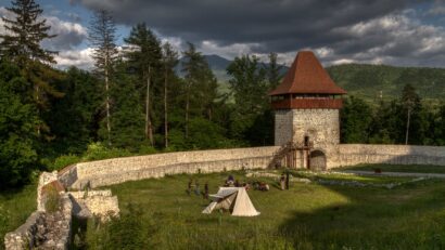 Grădina Cetății Medievale Râșnov și Turnul Bathory vor putea fi vizitate, începând cu 13 august, doar pe bază de bilet de acces, anunță Primăria Râșnov