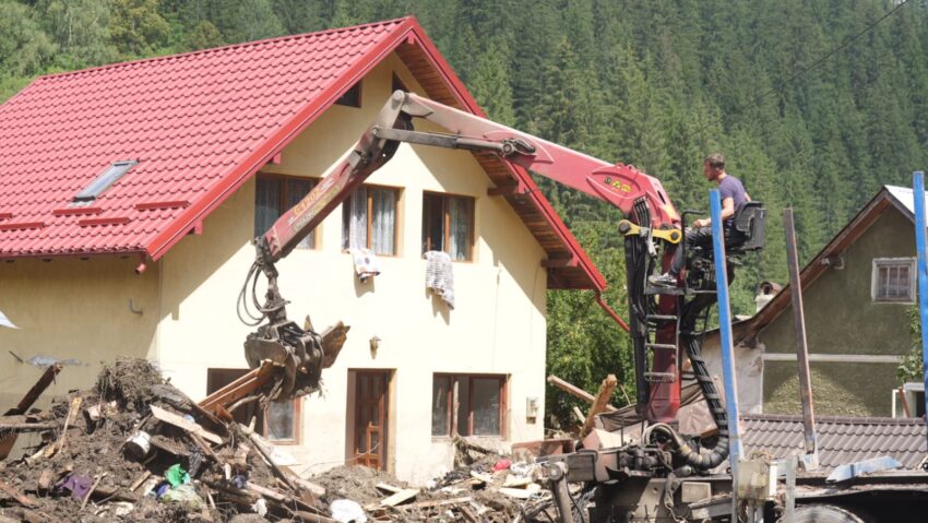 Viiturile şi inundaţiille din ultimele zile au lăsat în urmă pagube importante în judeţele Neamţ şi Suceava Viiturile şi inundaţiille din ultimele zile au lăsat în urmă pagube importante în judeţele Neamţ şi Suceava