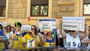 Sindicaliştii pichetează pentru a treia zi sediul Ministerului Educaţiei