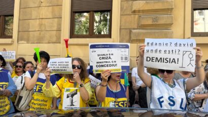 Sindicaliştii pichetează pentru a treia zi sediul Ministerului Educaţiei