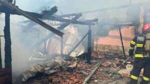 Două persoane au fost rănite într-un incendiu produs în localitatea mureșeană Urisiu de Sus