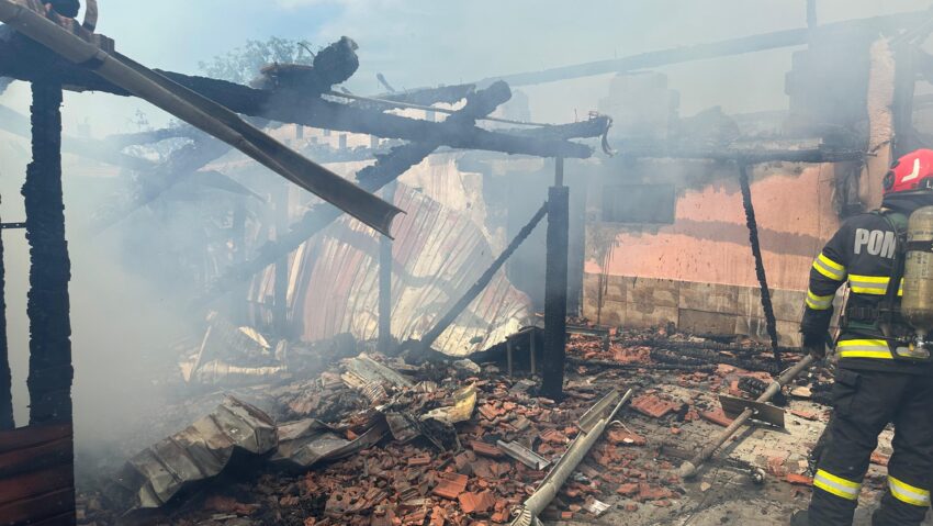 Două persoane au fost rănite într-un incendiu produs în localitatea mureșeană Urisiu de Sus