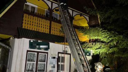 Acoperișul unei pensiuni din Sovata a ars aseară într-un incendiu