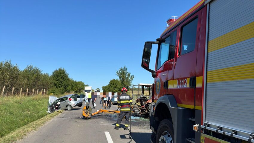 Accident rutier între un autoturism și un tractor, la Dedrad, județul Mureș Accident rutier între un autoturism și un tractor, la Dedrad, județul Mureș